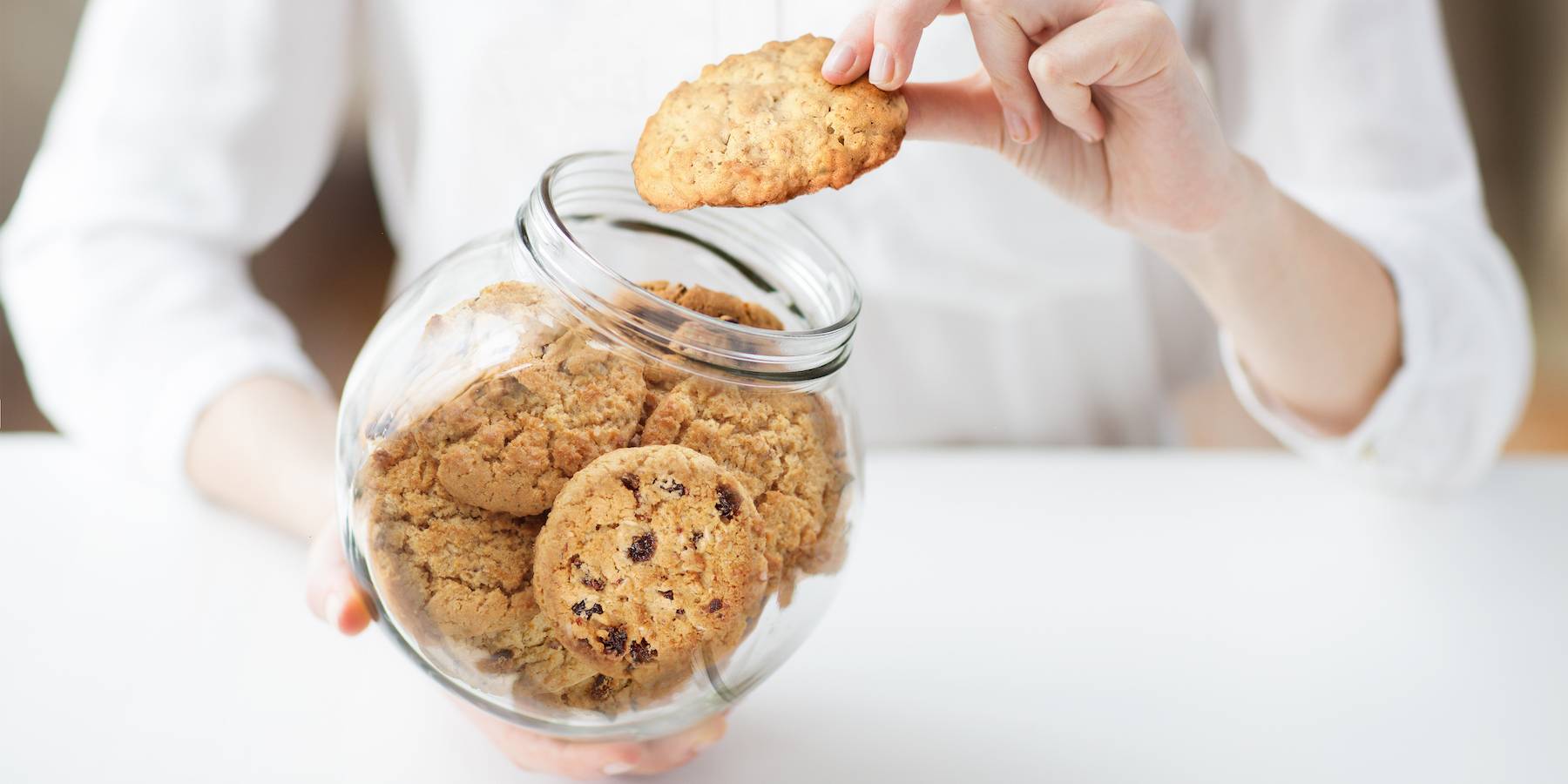 Biscuits dans un bocal de verre.